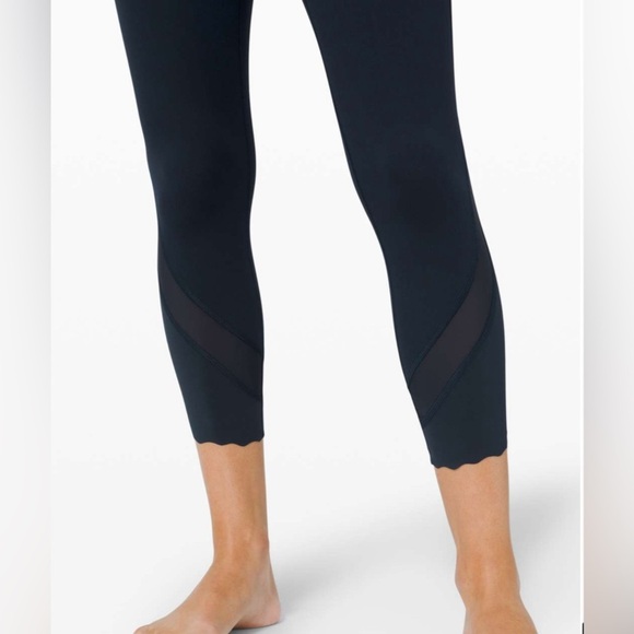 Lululemon Wunder Under HighRise Crop 23 Scallop FullOn Luxtreme
True Navy size 8 - Picture 2 of 7